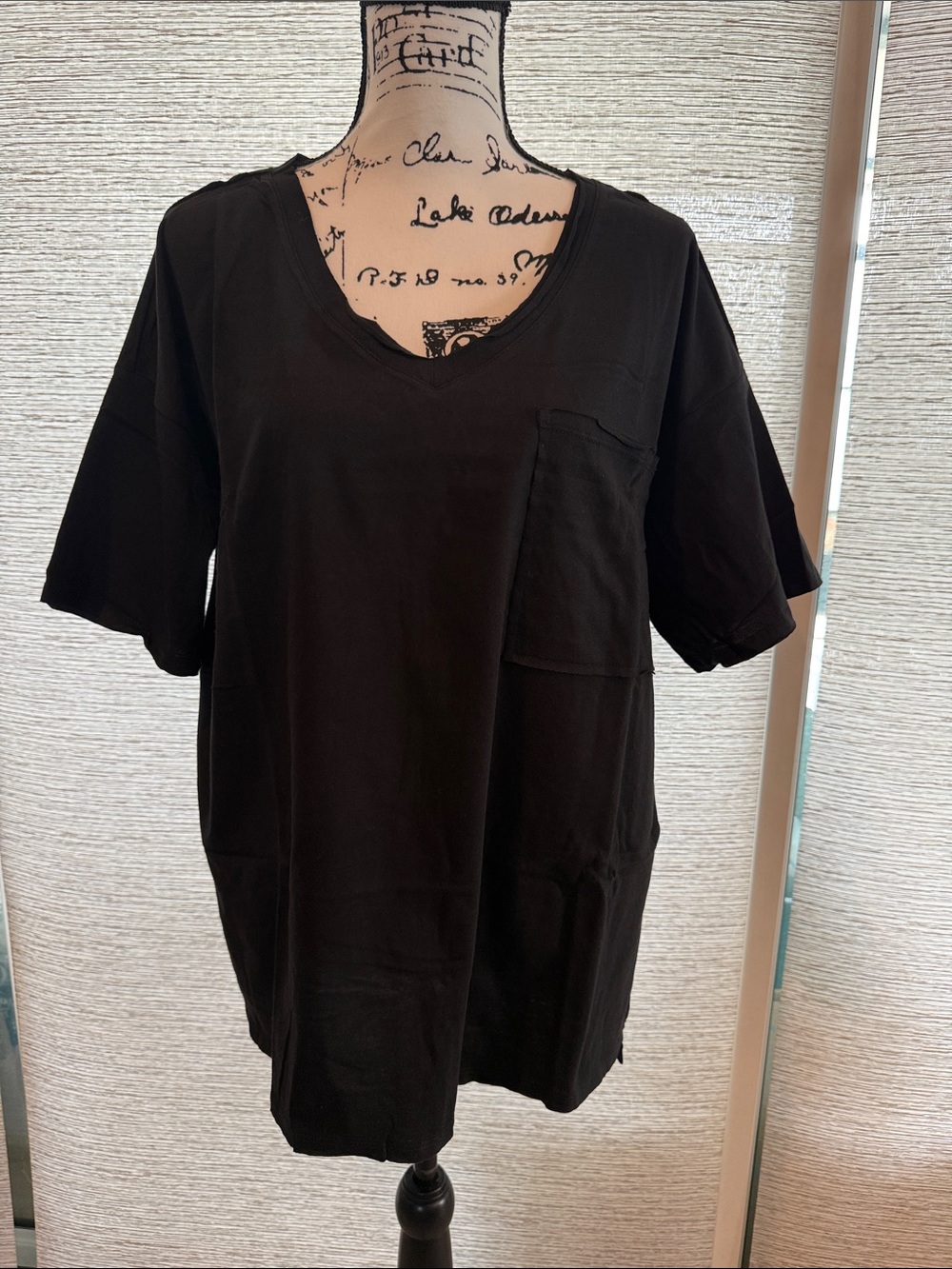 Zenana Outfitters Black V-Neck Short Sleeve Pocket Tee